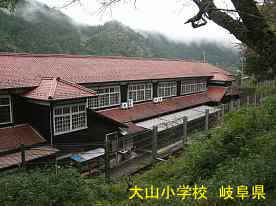 大山小学校・裏側、岐阜県の木造校舎