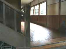 花輪小学校・階段廊下、木造校舎・廃校、群馬県