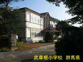 武尊根小学校・校門と校舎、群馬県の木造校舎