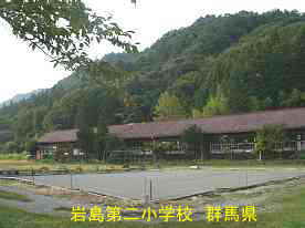 岩島第二小学校・全景、群馬県の木造校舎