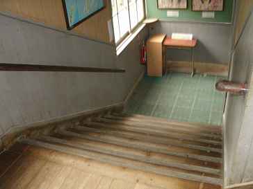 船坂小学校・階段、木造校舎・廃校、兵庫県