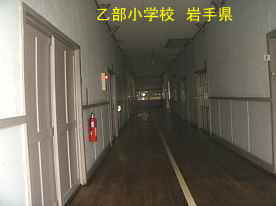 乙部小学校・廊下、岩手県の廃校・木造校舎