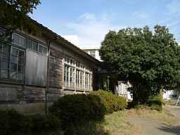 半原小学校・グランド側、木造校舎、神奈川県
