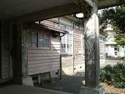 半原小学校・正面玄関横、木造校舎、神奈川県