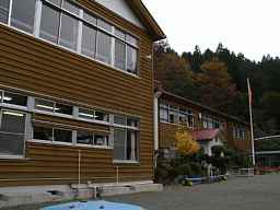 青根小学校・玄関側、木造校舎・廃校、神奈川県