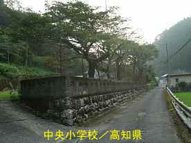 中央小学校・学校脇の道、高知県の木造校舎