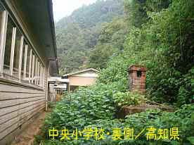 中央小学校・裏側、高知県の木造校舎