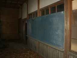 下宇川小学校袖志分校・廊下黒板、木造校舎・廃校、京都府