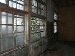 下宇川小学校袖志分校・廊下窓、木造校舎・廃校、京都府