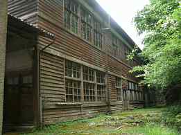 奥上林小学校／幼稚園・校舎裏側、木造校舎、京都府