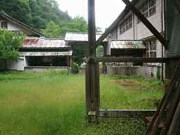 奥上林小学校・校舎裏側、木造校舎・廃校、京都府