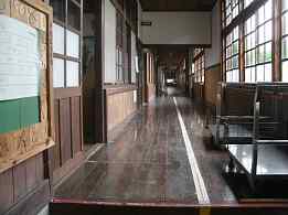 物部小学校・廊下、木造校舎、京都府