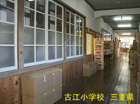 古江小学校・一階廊下、三重県の木造校舎・廃校