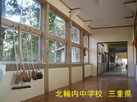 北輪内中学校・廊下と掃除用具、三重県の木造校舎・廃校