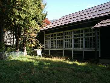 日下野小学校・音楽堂裏側、長野県の木造校舎・廃校