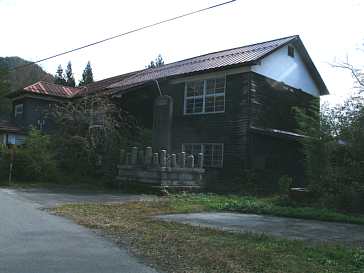 日下野小学校・道路側、長野県の木造校舎・廃校