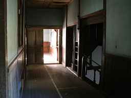 御山里小学校・二階廊下、木造校舎・廃校、長野県