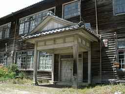 智里西小学校・本校舎・玄関、木造校舎・廃校、長野県