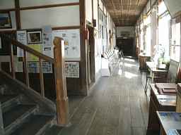 木沢小学校・廊下と階段、木造校舎・廃校、長野県