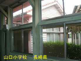 山口小学校・窓より外風景／長崎県の木造校舎