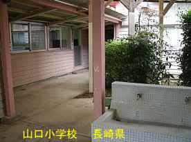 山口小学校・渡り廊下／長崎県の木造校舎