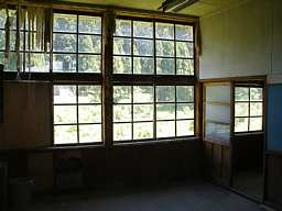 今井小学校菅沼分校・教室の窓、木造校舎・廃校、新潟県