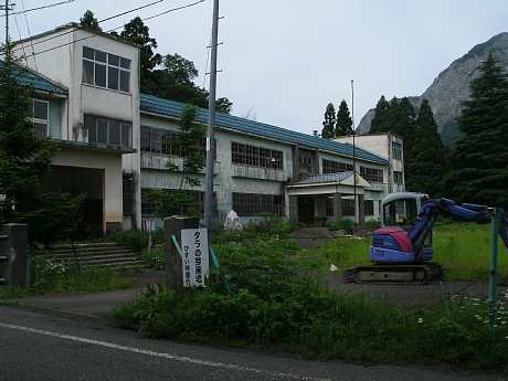 小滝小学校・全景、新潟県の廃校