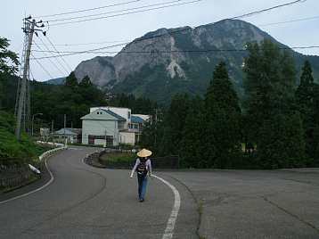 小滝小学校と明星山、新潟県の廃校
