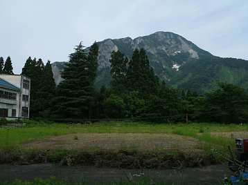 小滝小学校・グランドから見る明星山、新潟県の廃校
