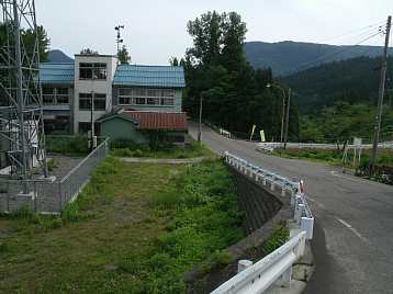 小滝小学校・裏側、新潟県の廃校