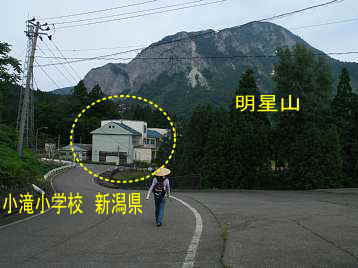 小滝小学校と明星山／新潟県の木造校舎・廃校