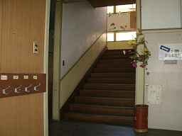 山之坊小学校・玄関階段、木造校舎・廃校、新潟県