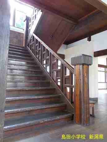 「島田小学校」階段／新潟県の木造校舎・廃校