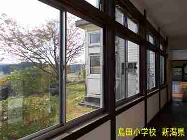 「島田小学校」廊下からの風景／新潟県の木造校舎・廃校