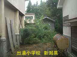 新潟県の木造校舎「出湯小学校」