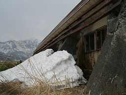 中早川小学校・体育館の残雪、木造校舎・廃校、新潟県