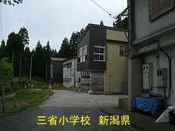 新潟県の廃校・木造校舎「三省小学校」