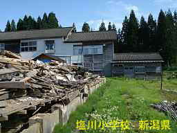 新潟県の廃校・木造校舎「塩川学校」
