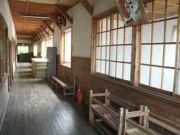 麓小学校・廊下、木造校舎・廃校、新潟県