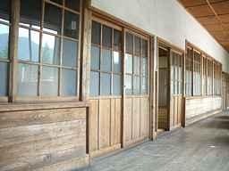 麓小学校・廊下窓、木造校舎・廃校、新潟県