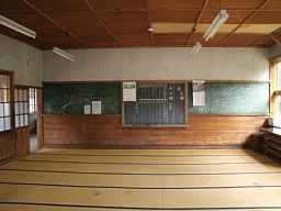 麓小学校・教室、木造校舎・廃校、新潟県
