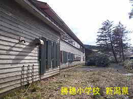勝穂小学校・裏側2、新潟県の木造校舎・廃校