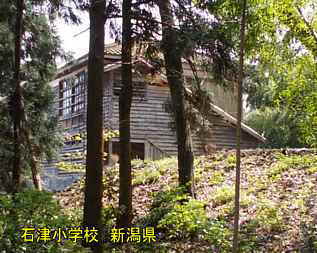 石津小学校・裏、新潟県の木造校舎・廃校