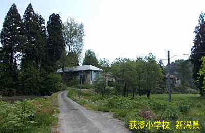 荻漆小学校・遠くに見える、新潟県の木造校舎・廃校