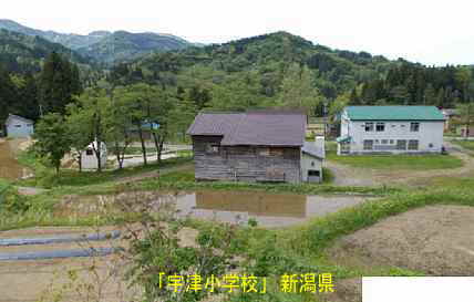 宇津小学校・後ろ側と山並み、新潟県の木造校舎・廃校