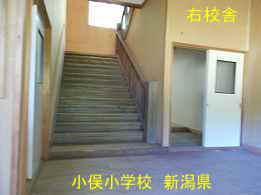 小俣小学校・右校舎階段、新潟県の木造校舎