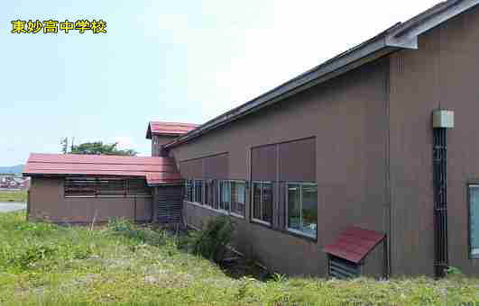 東妙高中学校の裏側、新潟県の木造校舎・廃校