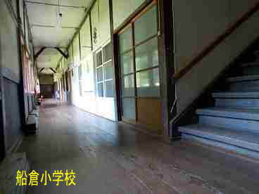 船倉小学校・廊下と階段、新潟県の木造校舎・廃校