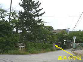 馬首小学校道路側、新潟県佐渡の木造校舎・廃校