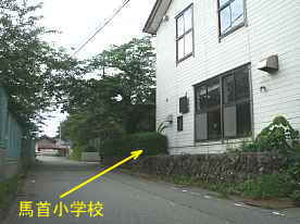馬首小学校道路側、新潟県佐渡の木造校舎・廃校